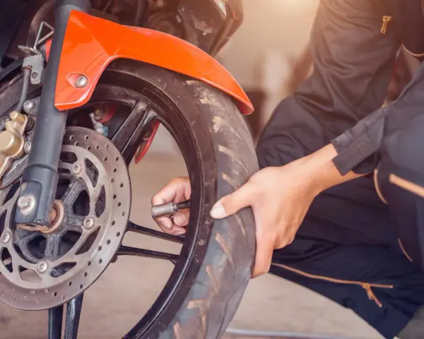 Ciśnienie w oponach motocyklowych: Czy wiesz, jak je ustawić?