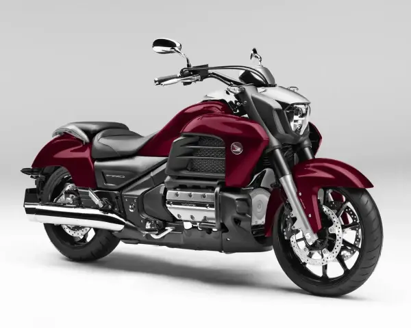 Potężna, czerwona Honda Valkyrie 1800 z chromowanymi detalami, gotowa na długie trasy.