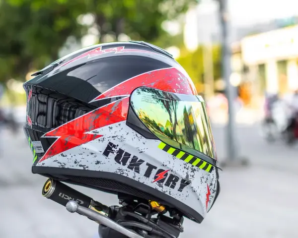 Kask motocyklowy: Jak wybrać idealny? Norma ECE 22.06 i dopasowanie