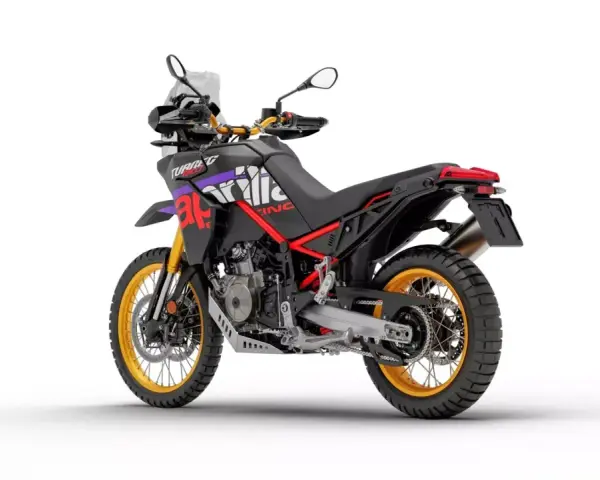 Czarny motocykl Aprilia Tuareg 660 z czerwonymi i fioletowymi akcentami, złote felgi. Dane techniczne tego modelu są imponujące.