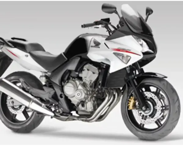 Sportowy motocykl Honda CBF 600 w kolorze białym i czarnym. Poznaj jego honda cbf 600 dane techniczne.