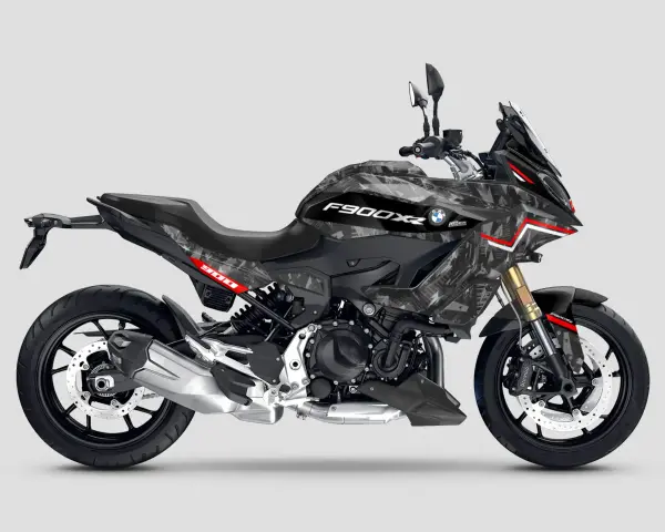 Motocykl BMW F900XR w unikalnym kamuflażowym malowaniu.