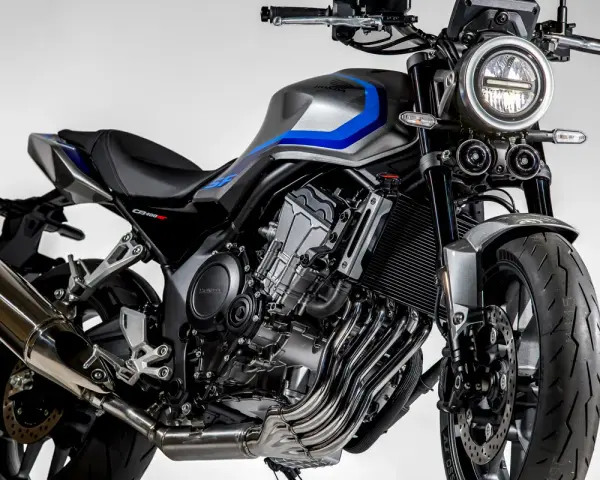 Stylowy motocykl Honda CB400 w kolorze szaro-niebieskim, z widocznym silnikiem i wydechem.