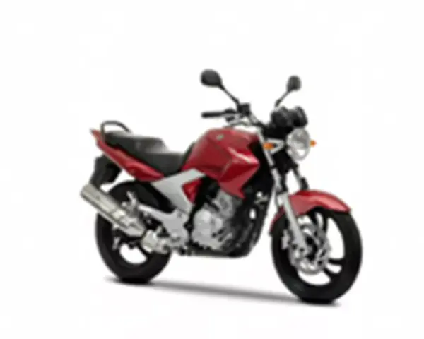 Czerwony motocykl Yamaha YBR 250 z czarnym siedzeniem i srebrnym wydechem, gotowy do jazdy po mieście.