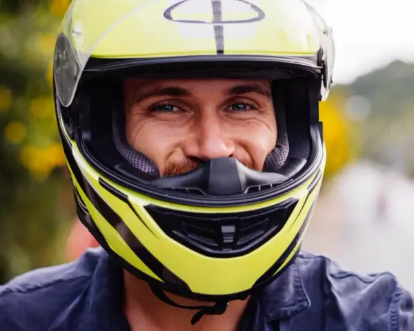 Jaki kask na motorower? Homologacja, typy i idealne dopasowanie