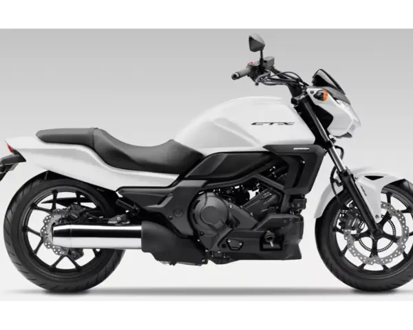 Biały motocykl Honda CTX z czarnym siedzeniem i detalami. Nowoczesny design, gotowy na każdą drogę.
