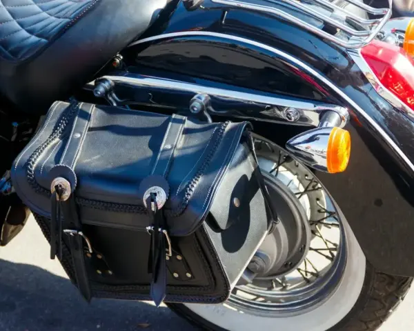 Montaż sakw motocyklowych: Krok po kroku do bezpiecznej jazdy