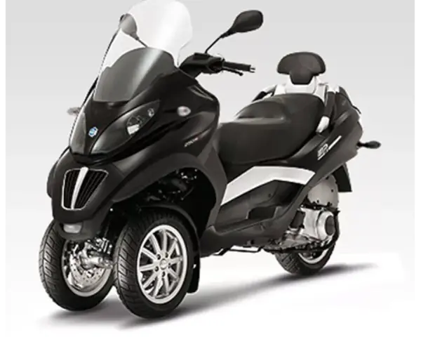 Czarny Piaggio MP3 400 z trzema kołami, idealny do miasta. Sprawdź piaggio mp3 400 dane techniczne.