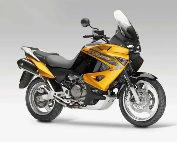 Złoty motocykl Honda Varadero 1000, gotowy na przygodę. Dane techniczne tego turystycznego potwora zachęcają do podróży.