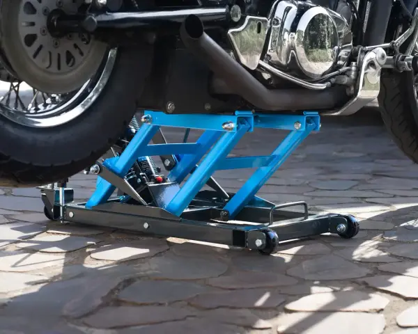 Jak zrobić podnośnik motocyklowy? Zbuduj sam, serwisuj bezpiecznie!
