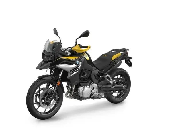 Czarno-żółty motocykl BMW F750GS gotowy na przygodę.