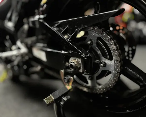 Czyszczenie łańcucha motocyklowego: Jak nie zniszczyć uszczelnień?