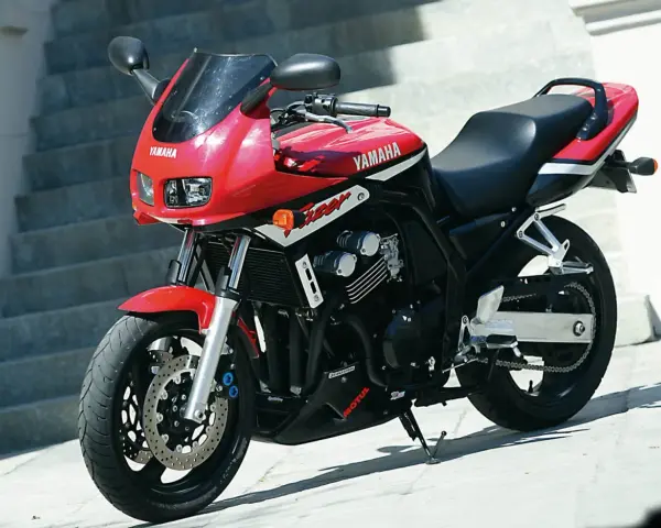 Czerwony motocykl Yamaha Fazer 600. Poznaj jego dane techniczne i poczuj wolność na drodze.