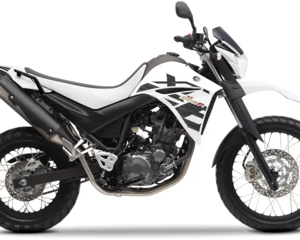 Biały motocykl Yamaha XT660R z czarnymi akcentami, gotowy na przygodę.