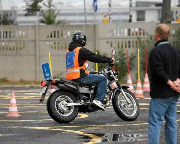 Motorower: Definicja, Prawo Jazdy, Obowiązki. Czy to dla Ciebie?