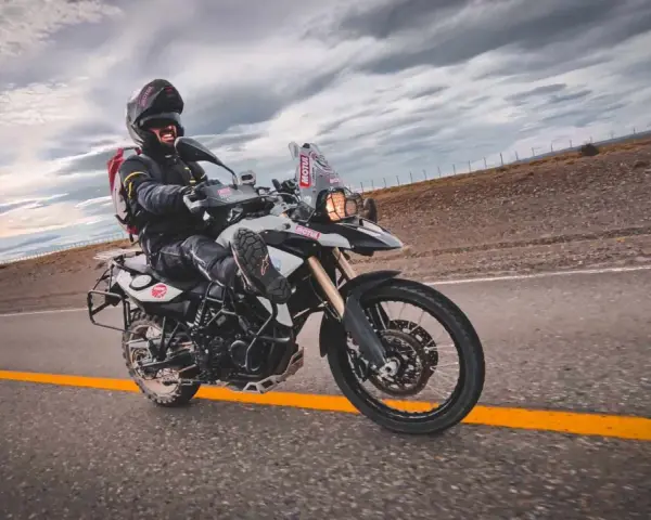 Motocyklista na BMW GS 800, mimo potencjalnych wad, cieszy się jazdą po pustej drodze.