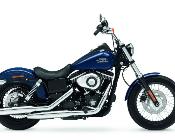 Granatowy Harley-Davidson Dyna Street Bob gotowy na podbój ulic. Klasyczny styl i moc.