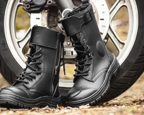 Buty motocyklowe: Jak wybrać idealne i bezpieczne obuwie?