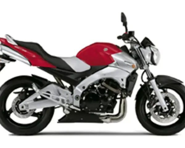 Suzuki GSR w czerwono-srebrnej odsłonie, gotowy na miejskie wyzwania.