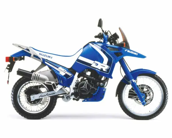 Niebieski motocykl Suzuki DR 800 BIG. Dane techniczne tego modelu to potężny silnik i terenowe możliwości.