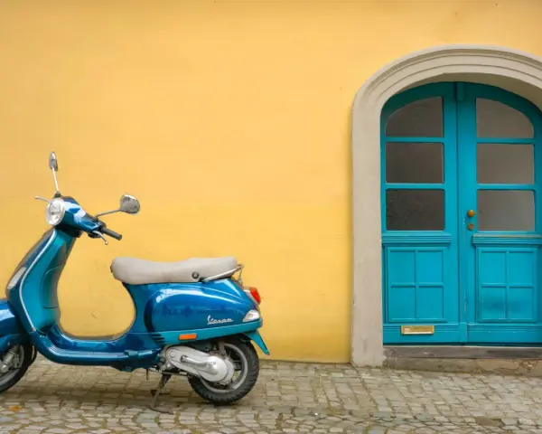 Jak wygląda motorower? Odróżnij go od skutera i wybierz swój!