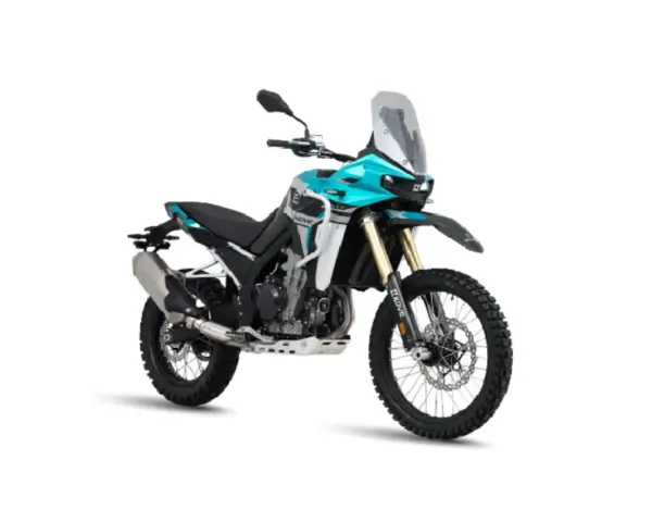 Turkusowy motocykl Kove 800X Rally gotowy na przygodę.