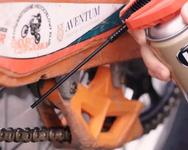 Perfekcyjne smarowanie łańcucha motocyklowego: Czy robisz to dobrze?
