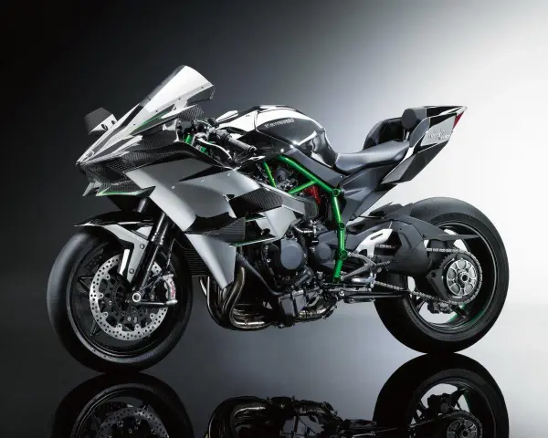 Kawasaki H2R, błyszczący, sportowy motocykl z zieloną ramą i elementami z włókna węglowego, gotowy do wyścigu.