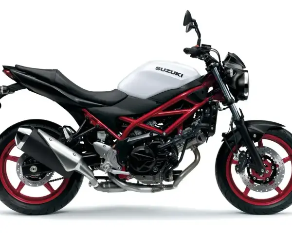 Biały motocykl Suzuki SV 650 z czerwonym stelażem, idealny do miasta. Poznaj suzuki sv 650 dane techniczne.