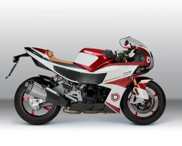 Elegancki motocykl Bimota KB4 w kolorze białym i czerwonym z brązowym siedzeniem, gotowy do jazdy.