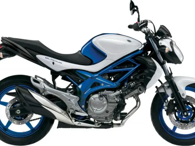Suzuki Gladius 650 dane techniczne: biało-niebieski motocykl z widocznym silnikiem i ramą.