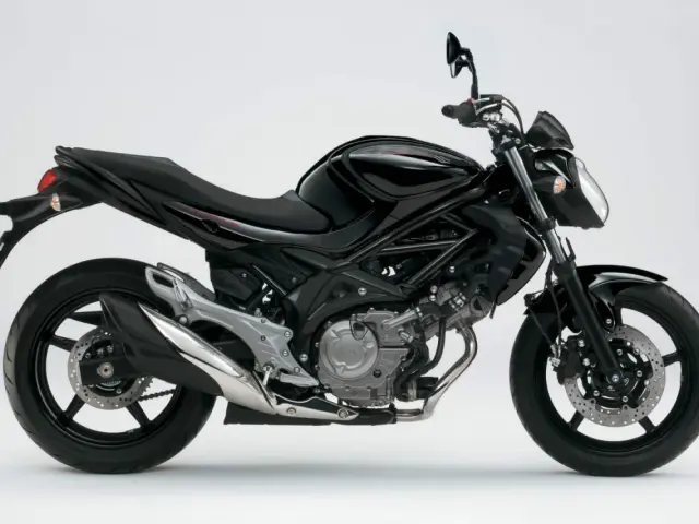 Czarny Suzuki Gladius, motocykl o zwinnej sylwetce, idealny do miasta. Jego niska suzuki gladius waga sprawia, że jest łatwy w prowadzeniu.