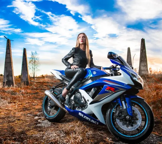 Kobieta na sportowym Suzuki GSX-R. Idealny motocykl na 190 wzrostu, by poczuć wolność.
