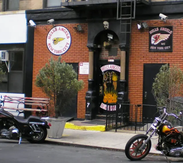 Budynek Hells Angels w Nowym Jorku z motocyklami przed wejściem.