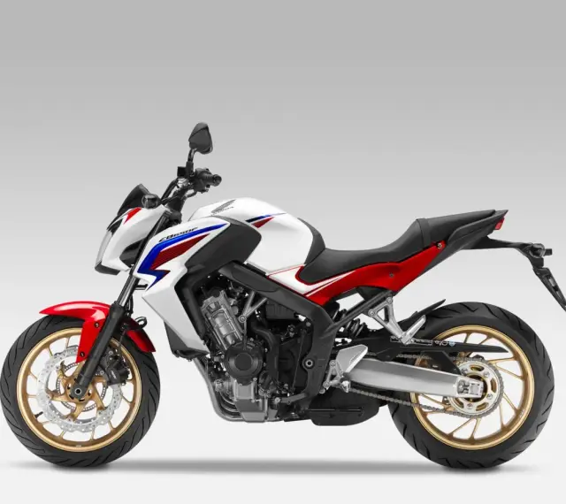 Sportowy motocykl Honda CB650F w białym, czerwonym i niebieskim malowaniu. Szczegółowe honda cb650f dane techniczne dostępne online.