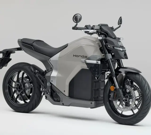 Nowoczesny, szary japoński motocykl Honda z czarnymi akcentami, gotowy na podbój miejskich ulic.
