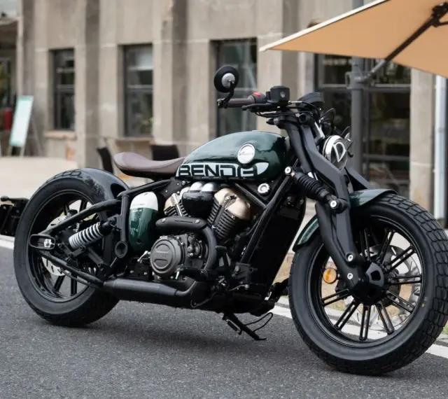 Zielony chopper Benda, idealny jako jaki chopper do 20 tys. z klasycznym designem i mocnym silnikiem.
