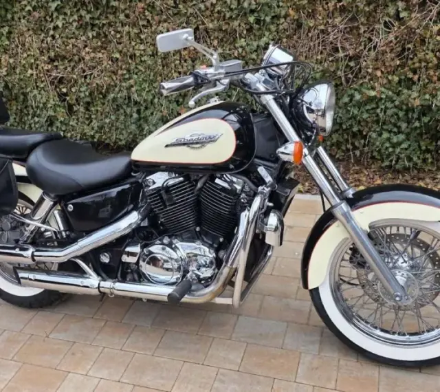 Czarny motocykl Honda Shadow 1100 z kremowym bakiem i sakwami. Idealny na długie trasy, sprawdź honda shadow 1100 dane techniczne.