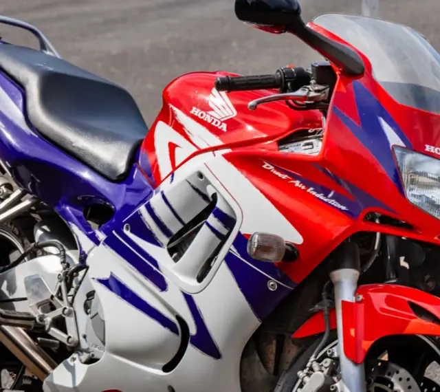 Sportowy motocykl Honda CBR F3 w czerwono-biało-niebieskich barwach.