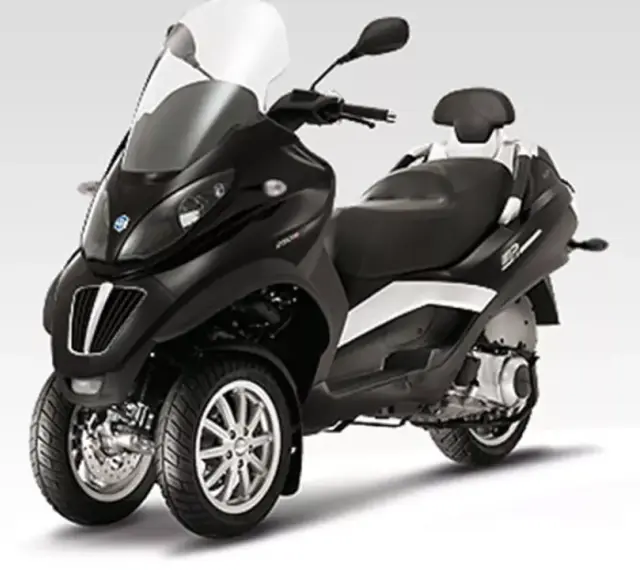 Czarny Piaggio MP3 400 z trzema kołami, idealny do miasta. Sprawdź piaggio mp3 400 dane techniczne.