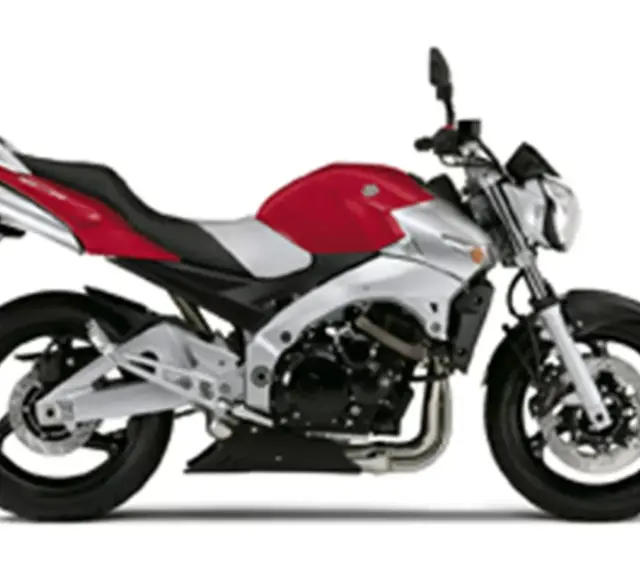 Suzuki GSR w czerwono-srebrnej odsłonie, gotowy na miejskie wyzwania.