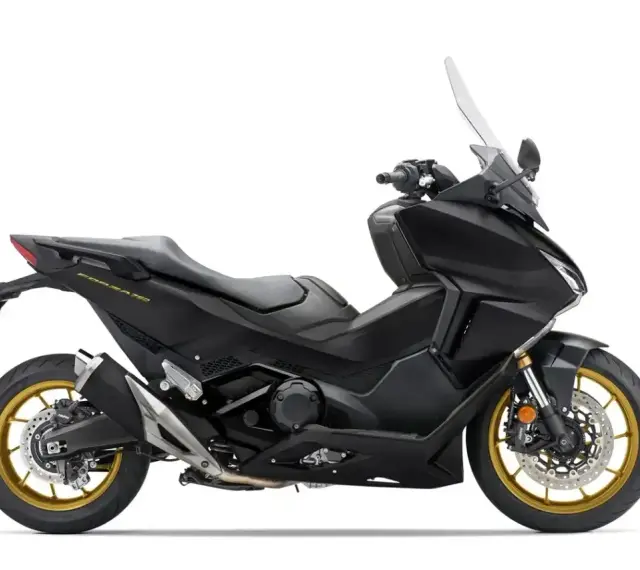 Czarny skuter Honda Forza 750 z złotymi felgami. Potężny silnik sugeruje dużą prędkość maksymalną.