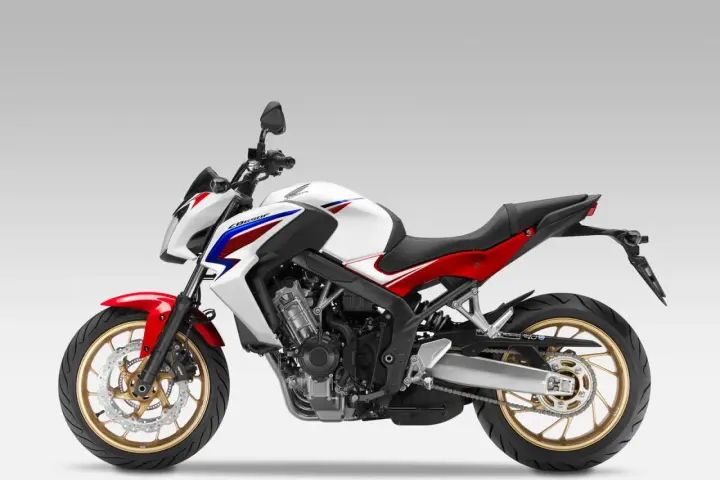 Sportowy motocykl Honda CB650F w białym, czerwonym i niebieskim malowaniu. Szczegółowe honda cb650f dane techniczne dostępne online.
