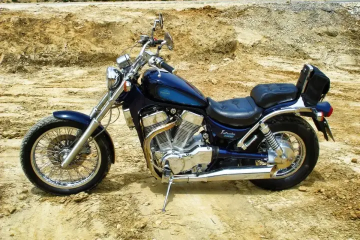 Suzuki Intruder 1400: klasyczny cruiser, idealny na długie trasy. Wady i zalety tego modelu to m.in. komfort, moc i styl.