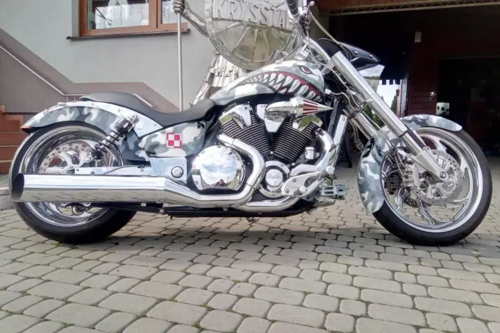 Customowy motocykl Honda VTX 1800 w malowaniu kamuflażowym z grafiką rekina. Dane techniczne tego potwora budzą respekt.