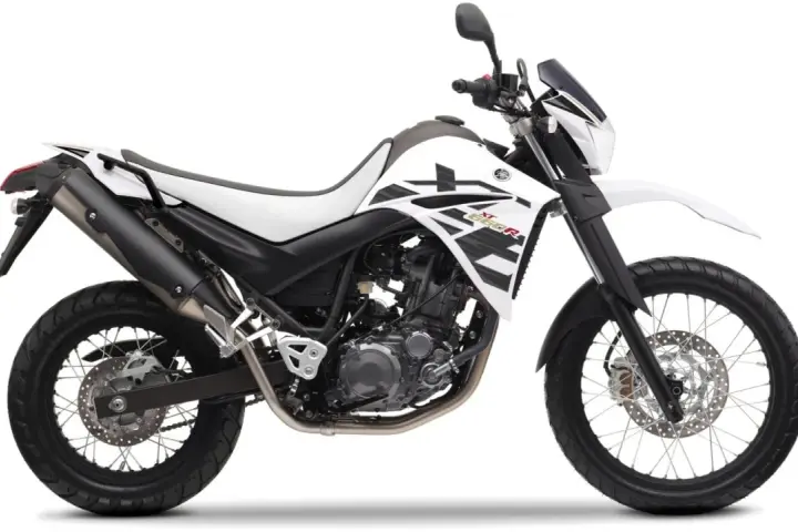 Biały motocykl Yamaha XT660R z czarnymi akcentami, gotowy na przygodę.