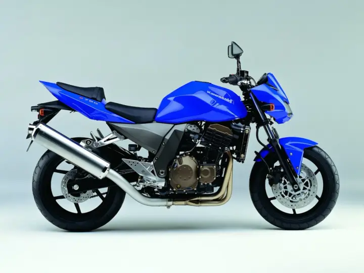 Niebieski motocykl Kawasaki Z750R z błyszczącym wydechem i sportowym designem.