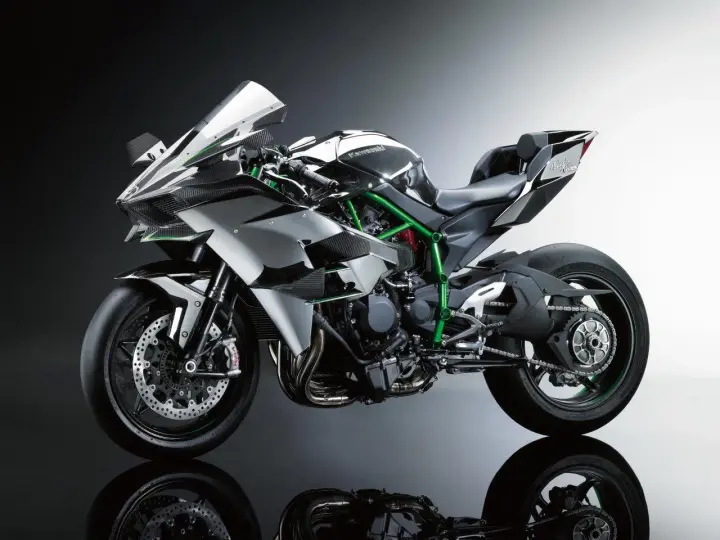Kawasaki H2R, błyszczący, sportowy motocykl z zieloną ramą i elementami z włókna węglowego, gotowy do wyścigu.