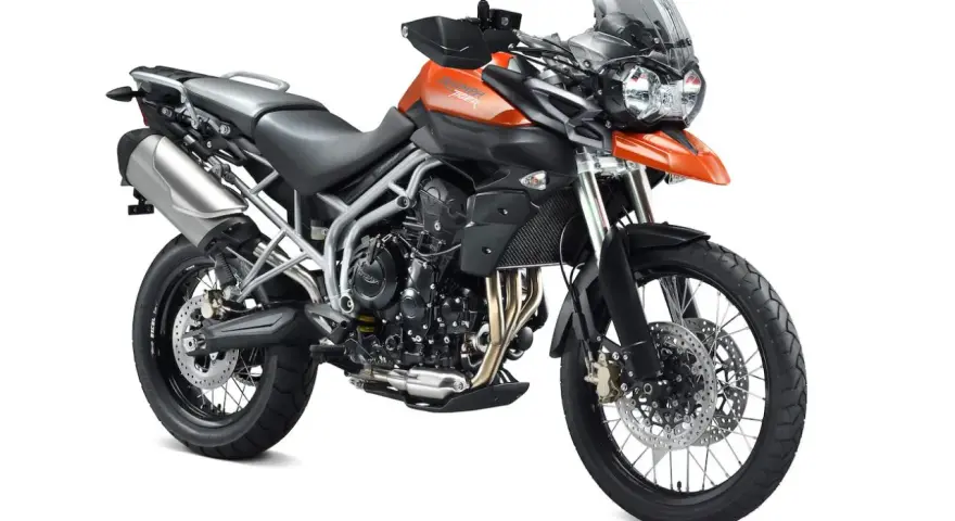 Pomarańczowy motocykl adventure Triumph Tiger 800 XC. Sprawdź jego dane techniczne i przygotuj się na wyprawę!