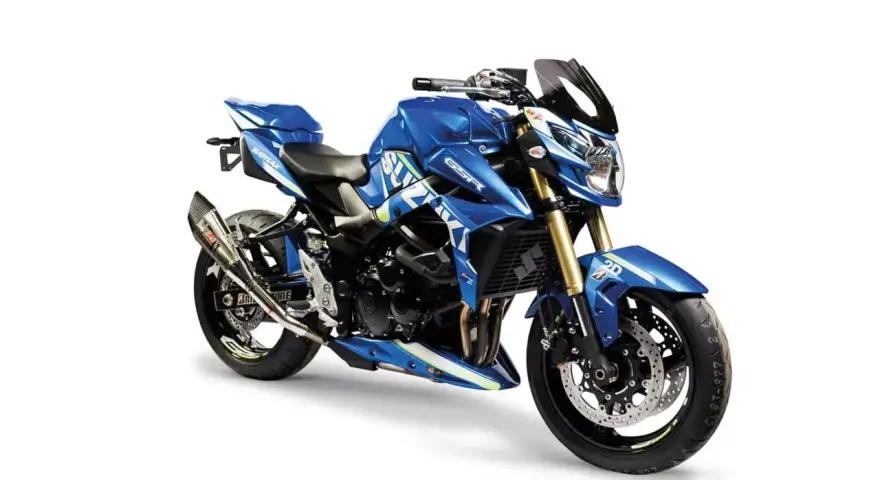Niebieski Suzuki GSR 750 z tuningowym wydechem. Choć piękny, warto rozważyć jego wady przed zakupem.